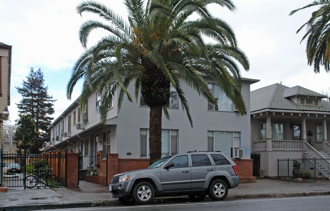 2616 T St in Sacramento, CA - Foto de edificio