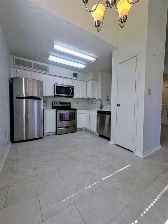 2021 Spenwick Dr in Houston, TX - Building Photo - Building Photo