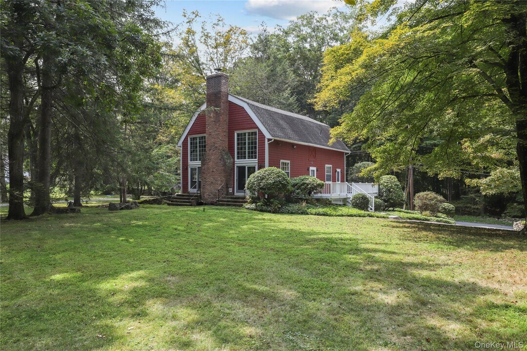 142 E Middle Patent Rd in Bedford, NY - Building Photo