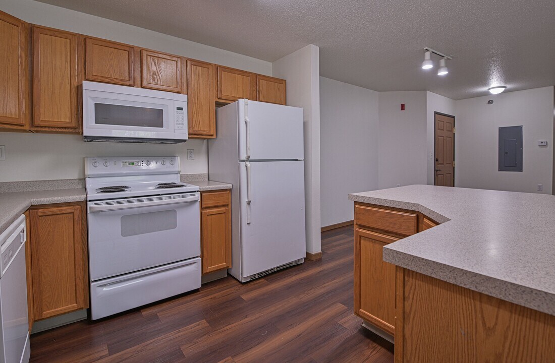 West Ridge Apartments in Grand Forks, ND - Building Photo