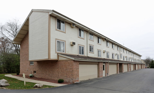 Woodmere Townhomes in Cedarburg, WI - Foto de edificio - Building Photo