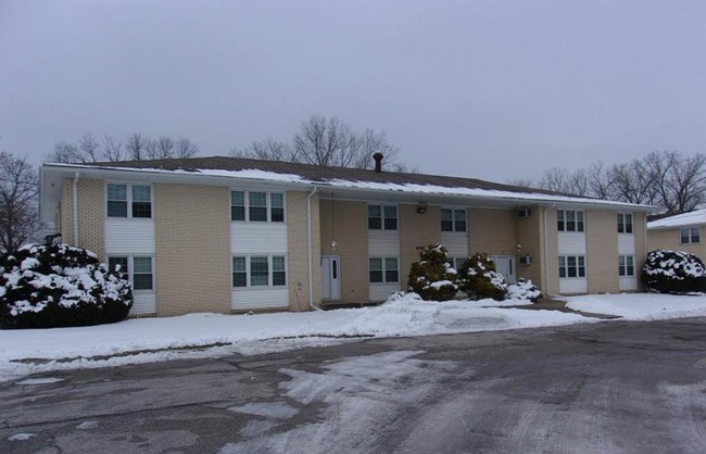 Eastridge Villa in Bettendorf, IA - Foto de edificio - Building Photo