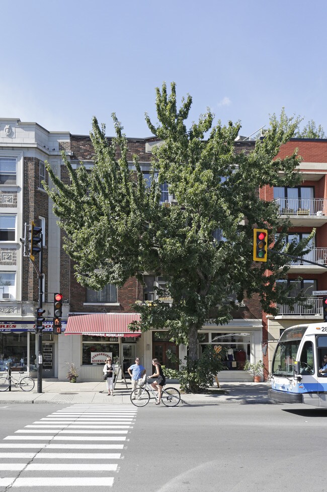 5879-5883 Sherbrooke W Rue O in Montréal, QC - Building Photo - Building Photo