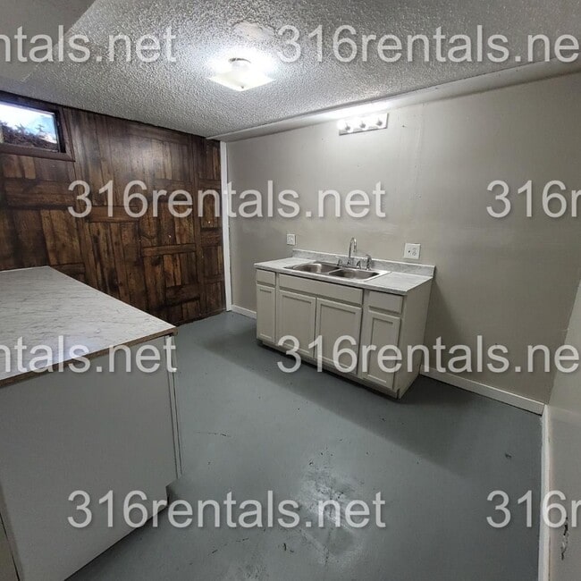 1201 Hoch in Moundridge, KS - Building Photo - Building Photo