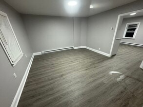 16 Spring St, Unit 16 in Enfield, CT - Building Photo - Building Photo