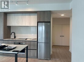 2495 Eglinton Ave W in Mississauga, ON - Building Photo