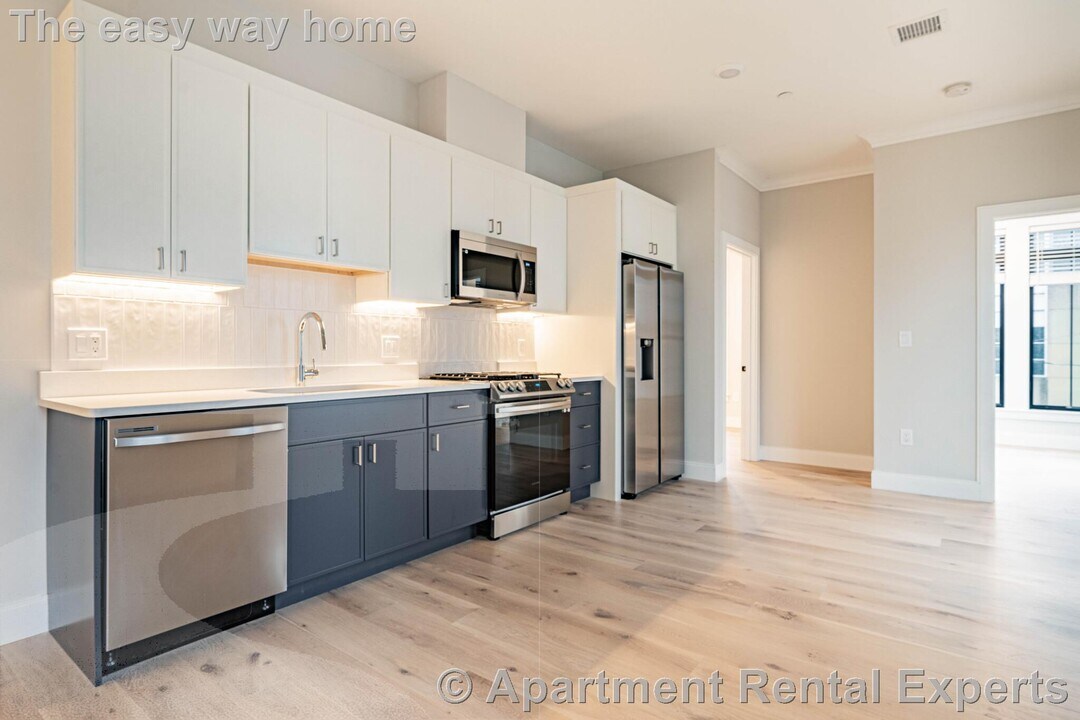 157 Everett St in Boston, MA - Building Photo