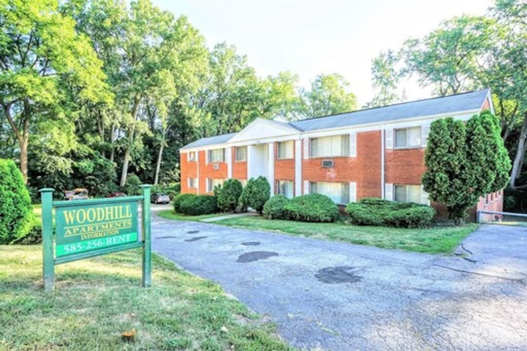 154 Woodhill Dr in Greece, NY - Building Photo