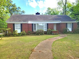 4066 Wares Ferry Rd in Montgomery, AL - Building Photo