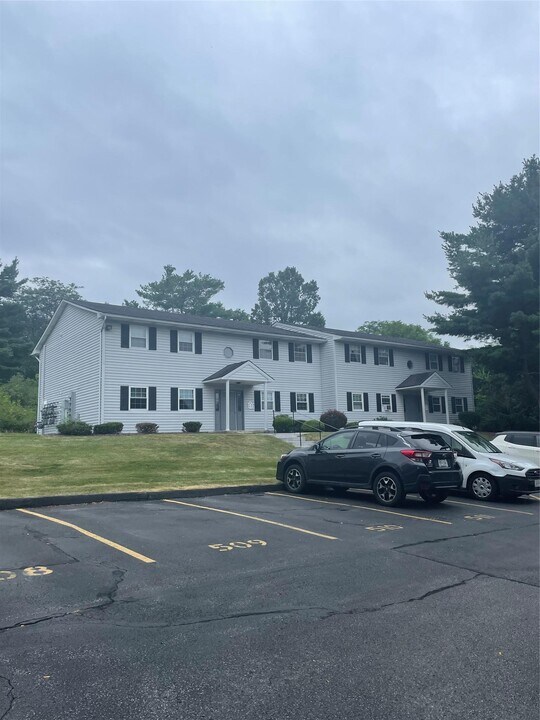 8 Ivy Ct in Fishkill, NY - Building Photo
