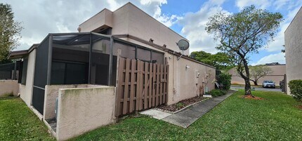 1061 NW 122nd Ter in Pembroke Pines, FL - Foto de edificio - Building Photo