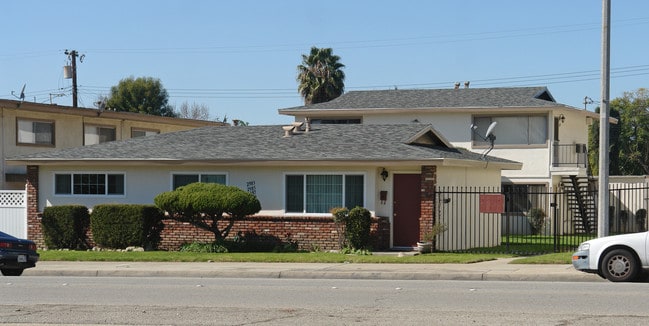 2983 N Garey Ave in Pomona, CA - Foto de edificio - Building Photo