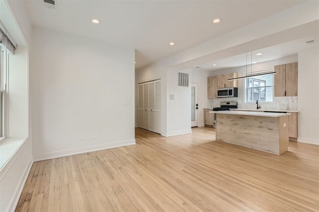 2604 N Springfield Ave in Chicago, IL - Building Photo - Building Photo