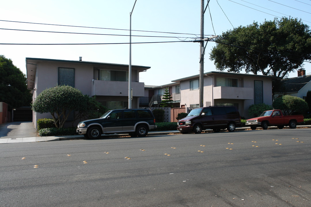 220 Peninsula Ave in San Mateo, CA - Foto de edificio