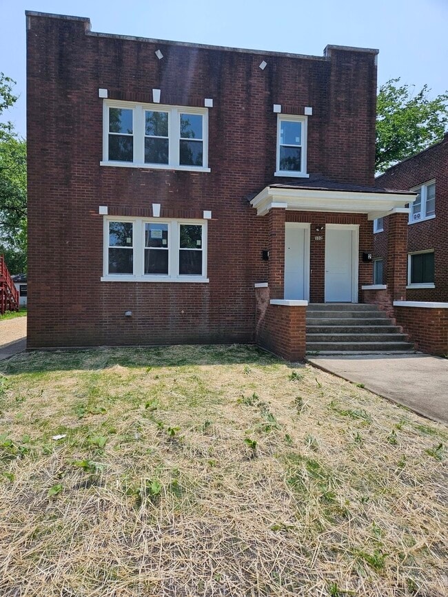 102 W Main St