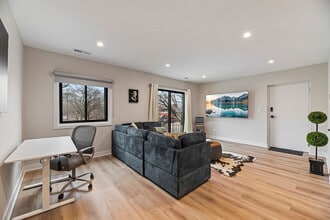 2342 W Touhy Ave, Unit SI ID1054668P in Chicago, IL - Foto de edificio - Building Photo