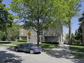 2820 W Kilbourn Ave in Milwaukee, WI - Foto de edificio - Building Photo