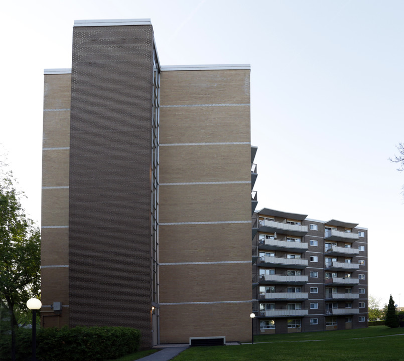 Saville Apartments in Ottawa, ON - Building Photo