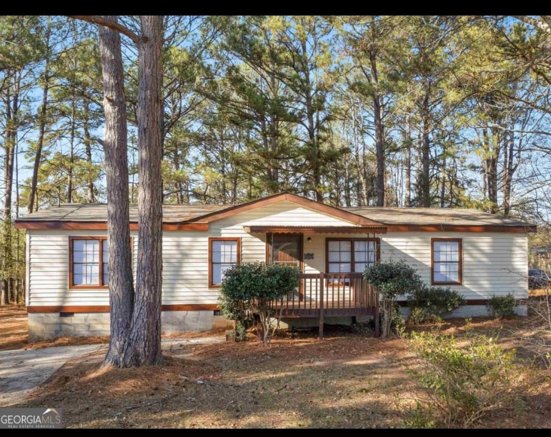 302 Woodridge Dr in Locust Grove, GA - Building Photo