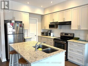 520 Earnscliffe Grove in Ottawa, ON - Building Photo - Building Photo