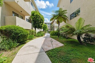 5400 Lindley Ave, Unit 211 in Los Angeles, CA - Building Photo - Building Photo