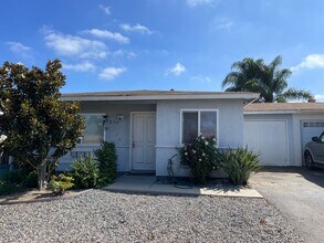 235 Holiday Way in Oceanside, CA - Building Photo - Building Photo