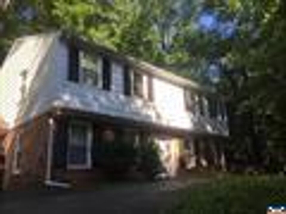 1708 Solomon Rd in Charlottesville, VA - Foto de edificio