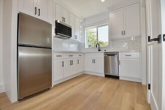 4565 Hazeltine Ave in Los Angeles, CA - Building Photo - Building Photo