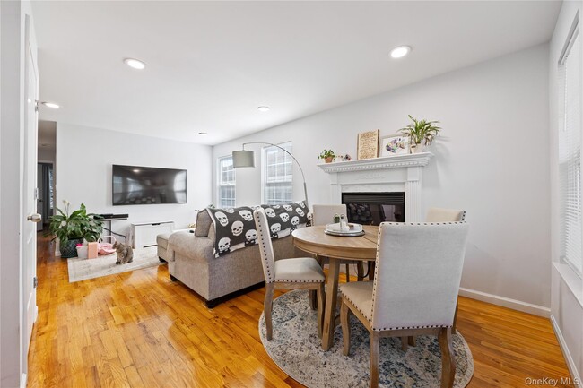 22 Dunwood Rd in Port Washington, NY - Building Photo - Building Photo