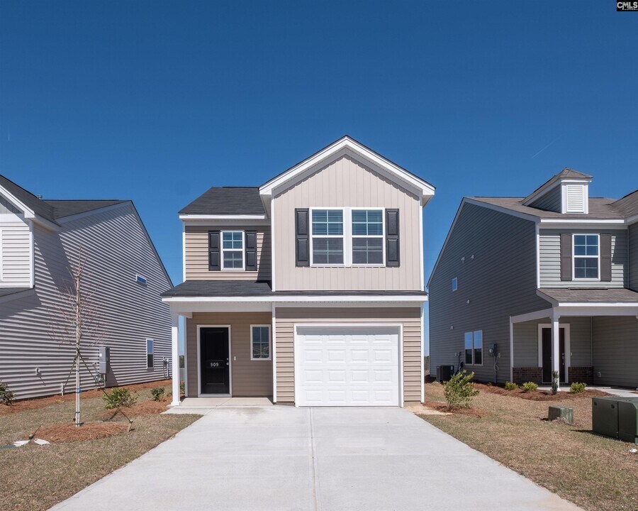 909 Desert Ln in Elgin, SC - Building Photo