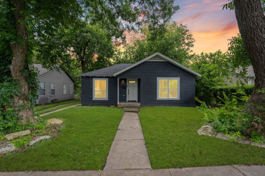 921 N 10th St in Temple, TX - Building Photo