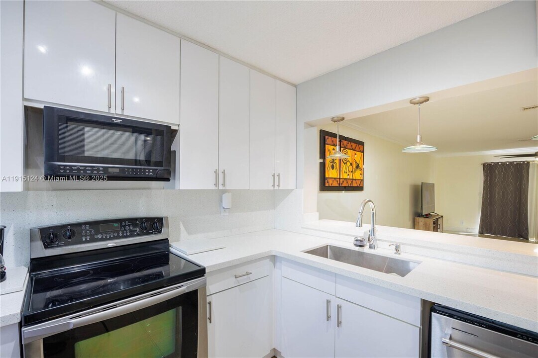 8325 Fairway Rd in Sunrise, FL - Building Photo