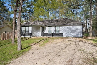 2375 Shadow Ln in Montgomery, TX - Building Photo - Building Photo