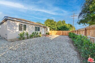 17623 Burbank Blvd in Los Angeles, CA - Building Photo - Building Photo