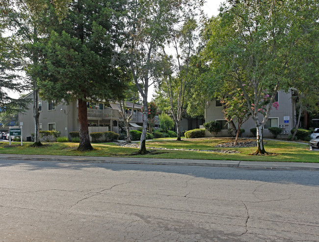 Sandalwood Apartments in Citrus Heights, CA - Foto de edificio - Building Photo