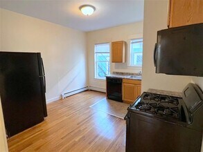 37 Oak St, Unit 2F in Somerville, MA - Building Photo - Building Photo