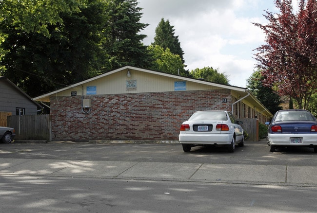 54 NW 13th Ave in Gresham, OR - Foto de edificio - Building Photo
