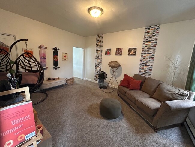 64 S Charlotte St, Unit 2 in Manheim, PA - Foto de edificio - Building Photo