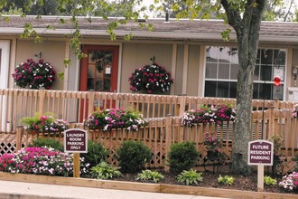 Bellville Court Apartments in Bellville, OH - Foto de edificio - Building Photo