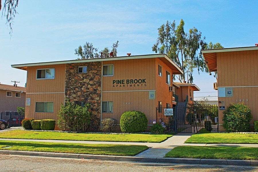 Pine Brook in Riverside, CA - Foto de edificio