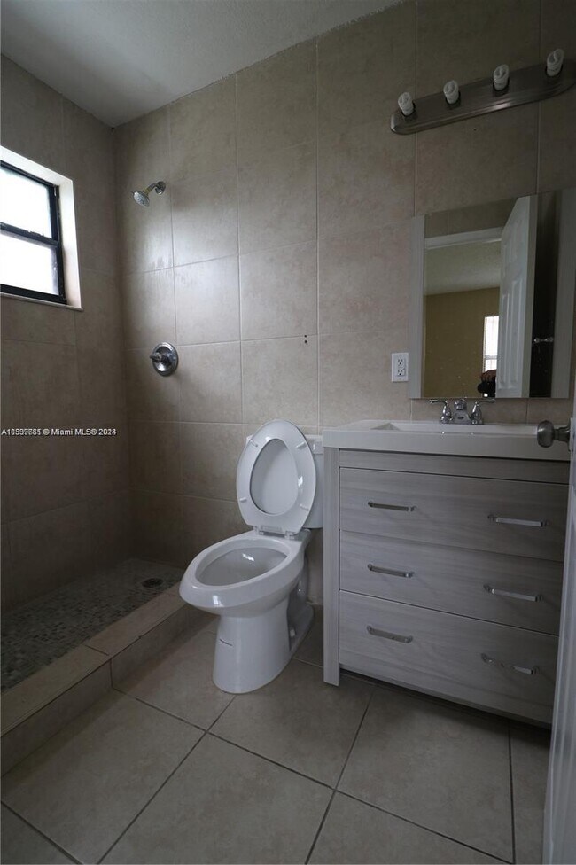 2120 NW 93rd St, Unit 2124 in Miami, FL - Building Photo - Building Photo
