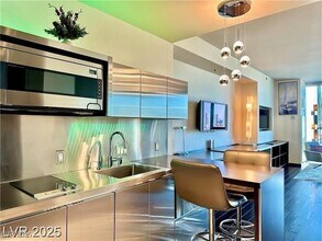 4381 W Flamingo Rd in Las Vegas, NV - Building Photo - Building Photo