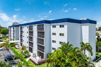 555 Park Shore Dr in Naples, FL - Foto de edificio - Building Photo