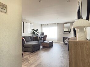 5605 Friars Rd, Unit 304 in San Diego, CA - Foto de edificio - Building Photo