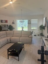 10381 Honeysuckle Vine Cir in Riverview, FL - Foto de edificio - Building Photo