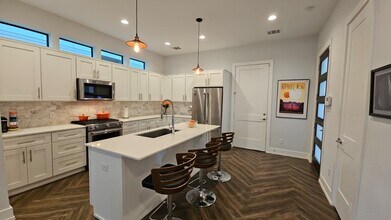 210 E 32nd St in Houston, TX - Building Photo - Building Photo