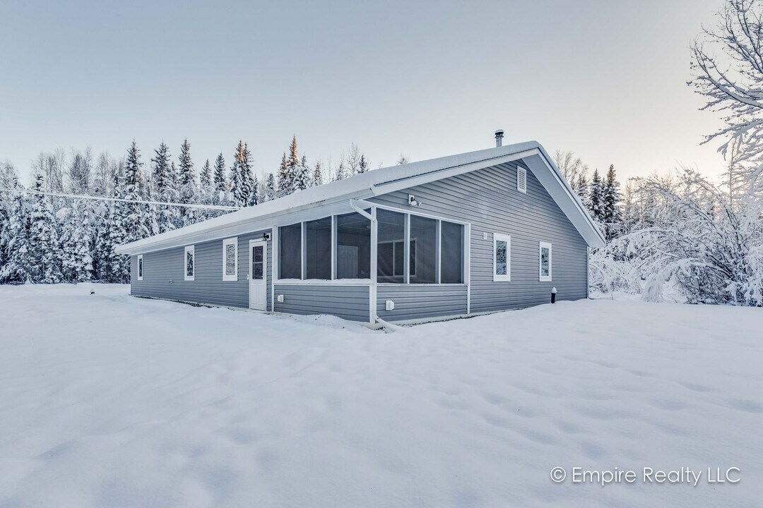 3689 Anton Ave in North Pole, AK - Building Photo