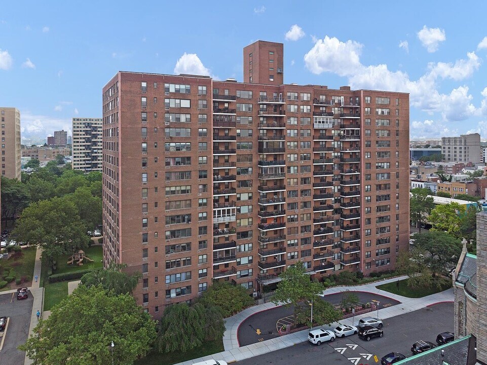 10 Huron Ave in Jersey City, NJ - Building Photo