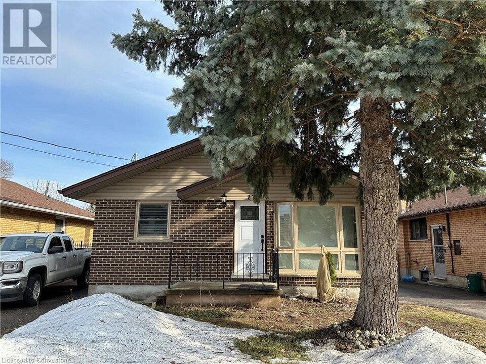 27 Winslow Dr in Kitchener, ON - Building Photo