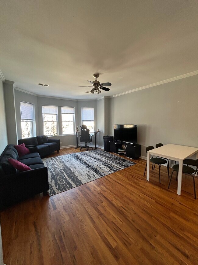 2253 W Rosemont Ave, Unit 03a in Chicago, IL - Foto de edificio - Building Photo